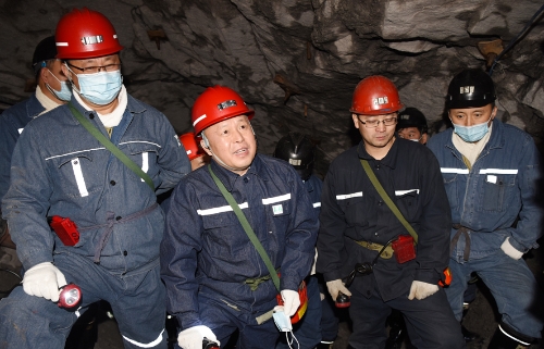12.29董事长深入向阳矿 12.29董事长深入向阳矿