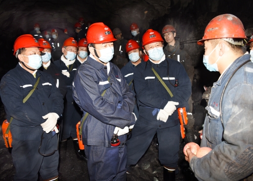 2022.1.1龙煤董事长孙成坤、张长山、王戈等领导深入新建矿7033掘进工作面慰问。孙国祥摄