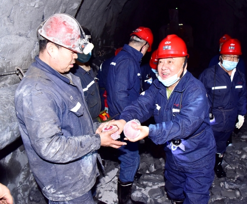 2022-01-01元旦公司安全生产第二包保组到新兴矿7173掘进工作面慰问职工 2022-01-01元旦公司安全生产第二包保组到新兴矿7173掘进工作面慰问职工