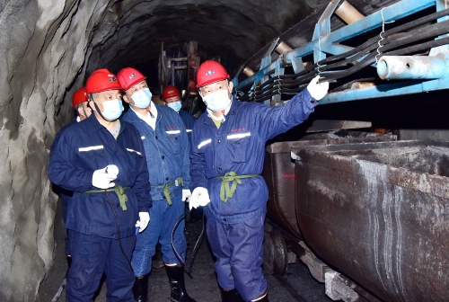 2022-01-13公司副总经理周旭明陪同龙煤总经理王佳喜深入龙湖矿开拓一区7729掘进工作面检查安全生产工作1 (1)