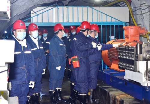 2022-01-14七矿公司智能化工作推进会，张长山、周旭明率队到新兴矿西六采区102智能化综采工作面参观学习、周旭明为新兴矿安全生产指挥中心揭牌1