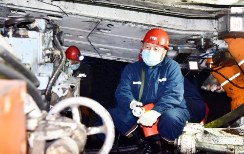 2022-01-14七矿公司智能化工作推进会，张长山、周旭明率队到新兴矿西六采区102智能化综采工作面参观学习、周旭明为新兴矿安全生产指挥中心揭牌16