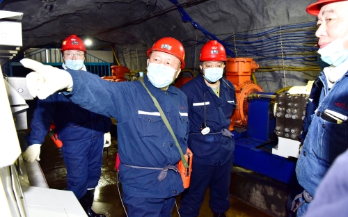 2022-01-14七矿公司智能化工作推进会，张长山、周旭明率队到新兴矿西六采区102智能化综采工作面参观学习、周旭明为新兴矿安全生产指挥中心揭牌3