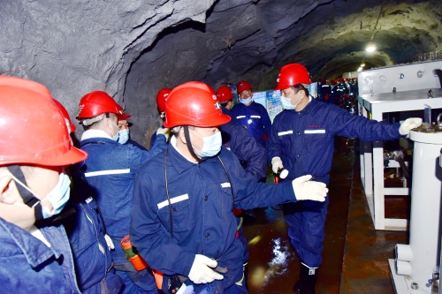 2022-01-14七矿公司智能化工作推进会，张长山、周旭明率队到新兴矿西六采区102智能化综采工作面参观学习、周旭明为新兴矿安全生产指挥中心揭牌2