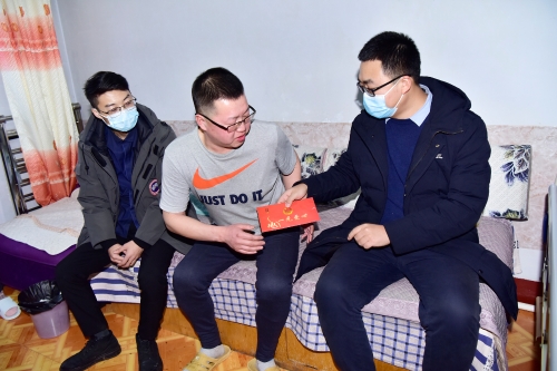 2022-01-21公司团委到新兴矿西六采区班前新春慰问、“一元爱心”慰问困难职工1