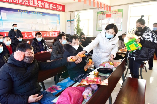 2022-01-21公司团委到新兴矿西六采区班前新春慰问、“一元爱心”慰问困难职工5