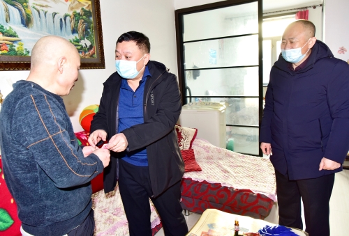 2022-01-22春节前夕，王戈深入龙湖矿慰问贫困党员、困难职工3