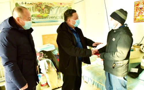 2022-01-22春节前夕，王戈深入龙湖矿慰问贫困党员、困难职工2