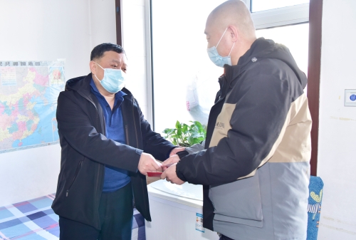 2022-01-22春节前夕，王戈深入龙湖矿慰问贫困党员、困难职工1