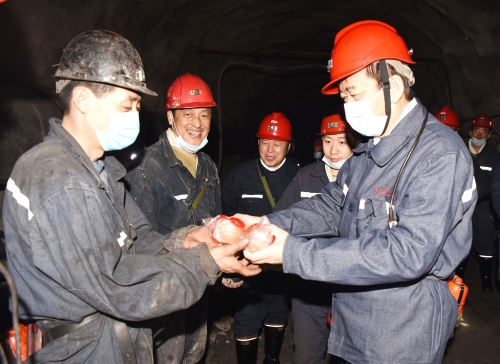 2.4龙煤董事长孙成坤、梁德、张长山、王戈等领导深入新立矿慰问一线职工。孙国祥摄4 2.4龙煤董事长孙成坤、梁德、张长山、王戈等领导深入新立矿慰问一线职工。孙国祥摄4