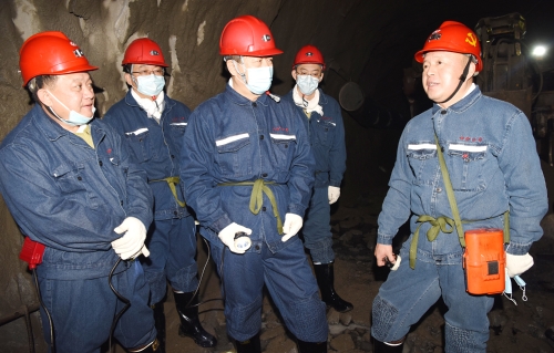 2.3黑龙江省煤矿管理局局长卢连宁、公司董事长张长山、总经理王戈等领导陪同到龙煤矿检查