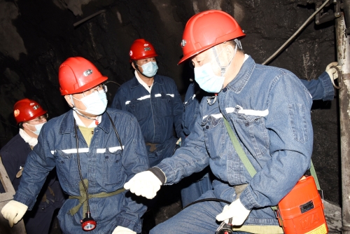 2.10公司董事长张长山深入新铁矿1