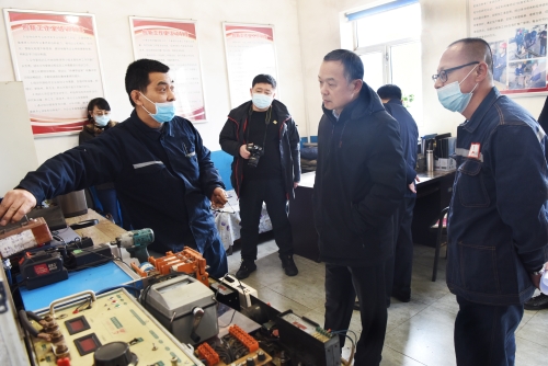 2022-03-07矿区工会深入新铁矿、龙湖矿慰问受到表彰的“三八”先进集体 (1)