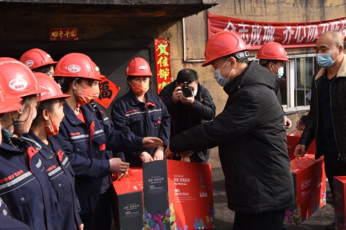 2022-03-07矿区工会深入新铁矿、龙湖矿慰问受到表彰的“三八”先进集体 (3)