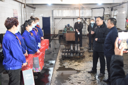 2022-03-07矿区工会深入新铁矿、龙湖矿慰问受到表彰的“三八”先进集体 (7)