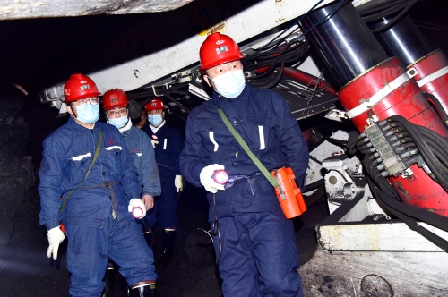 2022-03-16张长山深入新立矿201综采安装面检查安全生产工作