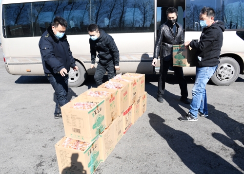 2022-03-28李建国、张标贤代表公司党委、公司慰问大个领、长兴入城防疫卡口2