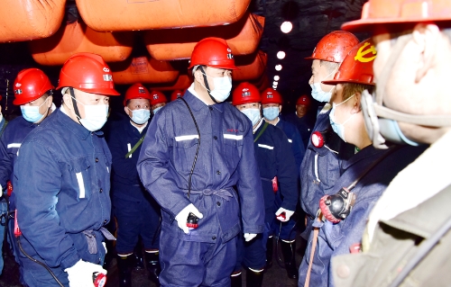 七台河市市长李兵到包保企业七矿公司新建矿调研并深入新建矿032采煤工作面了解薄煤层开采工艺2