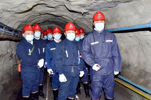 七台河市市长李兵到包保企业七矿公司新建矿调研并深入新建矿032采煤工作面了解薄煤层开采工艺3(1)