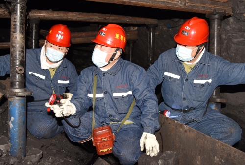 2022.04.08董事长张长山深入建设矿一采区综采工作面下巷2 2022.04.08董事长张长山深入建设矿一采区综采工作面下巷2