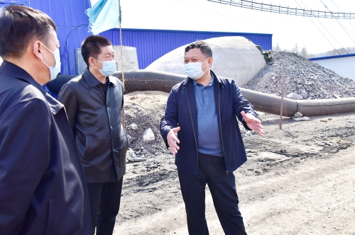 2022-04-15王戈率队深入多经总公司福泰来一井开展安全隐患排查工作 (1)