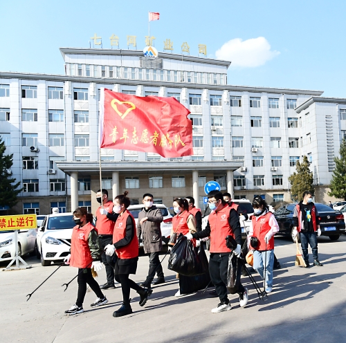 2022-04-15公司团委开展优化企业环境卫生志愿服务活动1