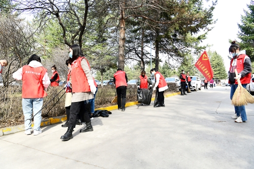 2022-04-15公司团委开展优化企业环境卫生志愿服务活动4