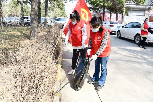 2022-04-15公司团委开展优化企业环境卫生志愿服务活动5