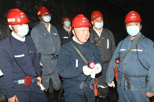 2022.06.04公司董事长张长山深入新建矿7012掘进工作面