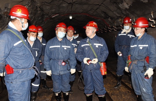 2022.06.06公司董事长张长山深入向阳矿六采二井9716掘进工作面2