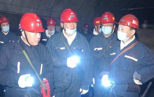 2022.06.09公司董事长张长山陪同陈启深入新立矿7211掘进工作面