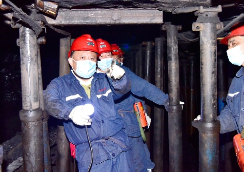 20022-06-19公司党委副书记、总经理王戈深入新立矿211采煤工作面检查安全生产工作