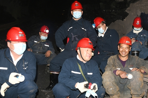 2022.07.22公司董事长张长山深入胜利矿一井副斜井开绑检查2