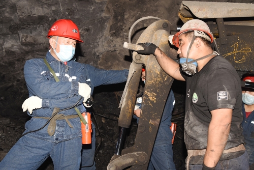 2022.08.01公司董事长张长山深入新铁矿7675掘进工作面