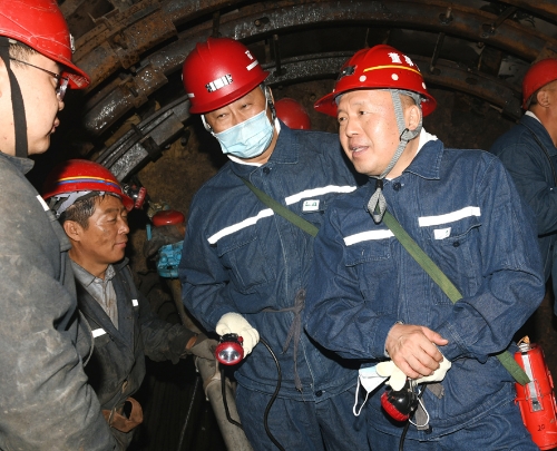 2022.08.12公司董事长张长山深入向阳矿7925掘进工作面 2022.08.12公司董事长张长山深入向阳矿7925掘进工作面