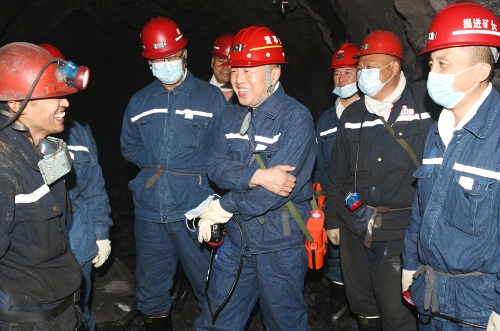 2022.09.12公司董事长张长山深入向阳矿7965掘进工作面