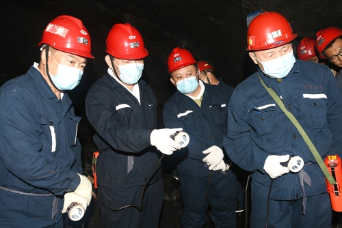 2022.10.03龙煤董事长王佳喜、公司张长山、王戈等领导陪同深入新兴矿7152综掘进工作面2-2