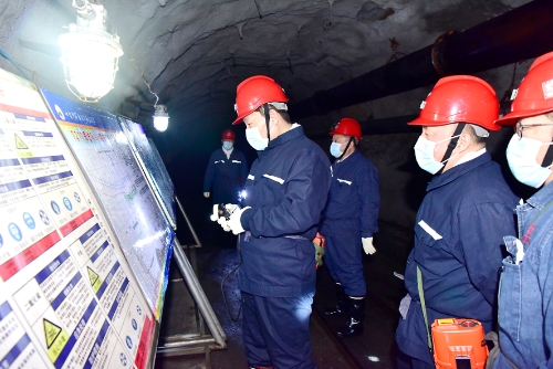 2022-10-04王佳喜、张长山、王戈等领导深入新立矿三水平瓦斯治理巷和三水平岩抽巷检查国庆、二十大期间安全生产工作1 2022-10-04王佳喜、张长山、王戈等领导深入新立矿三水平瓦斯治理巷和三水平岩抽巷检查国庆、二十大期间安全生产工作1