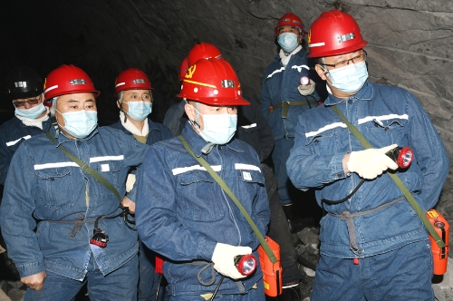 2022.10.06公司董事长张长山深入向阳矿7971掘进工作面