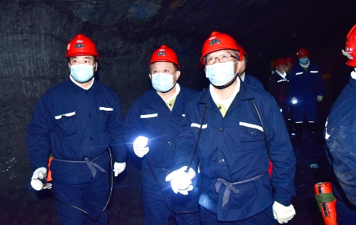 2022-10-18集团公司2022年国庆节和党的二十大期间煤矿安全生产包保组深入新兴矿7152综掘工作面检查安全生产工