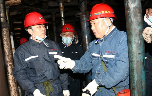 2022.10.19公司董事长张长山等领导陪同国家矿山安全监察局黑龙江局安全督查到龙湖矿702采煤队检查3-1 2022.10.19公司董事长张长山等领导陪同国家矿山安全监察局黑龙江局安全督查到龙湖矿702采煤队检查3-1