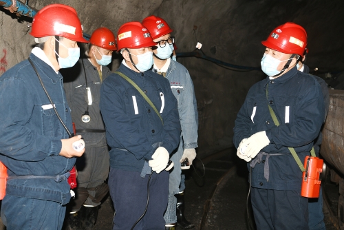 2022.11.01公司董事长张长山深入新建矿7012掘进工作面2-2