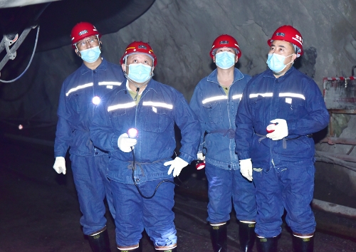 2022-11-22王戈深入向阳矿六井二采区中央变电所检查矿井技改工程进展情况1