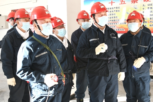 2022.11.22公司董事长张长山深入胜利矿六井7565掘进工作面2