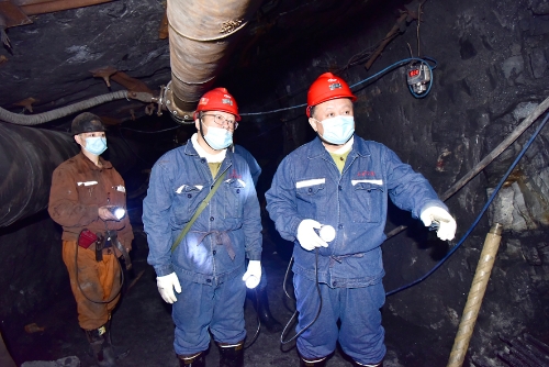 2022-12-02王戈深入新立矿四阶段左一片瓦斯治理巷检查安全生产工作 2022-12-02王戈深入新立矿四阶段左一片瓦斯治理巷检查安全生产工作