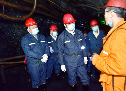 2023-03-04集团公司总经理刘鹏飞深入龙湖矿充填采区702采煤工作面检查安全生产工作，公司领导王戈、鞠超、杨卫东、孙义山陪同2