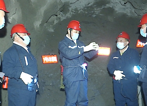 2023-03-05集团公司总经理刘鹏飞深入七台河公司胜利矿六井7563掘进工作面检查矿井技改工程进展情况3