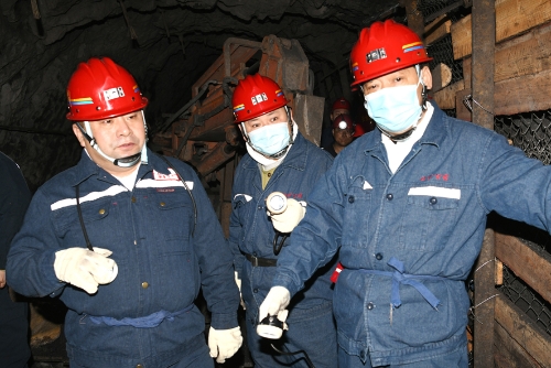 2023.04.05公司总经理鞠超陪同龙煤常务副局长陈启深入建设矿7312掘进工作面11