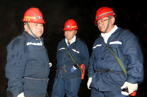 公司总经理鞠超深入七峰矿一井7808掘进工作面1 公司总经理鞠超深入七峰矿一井7808掘进工作面1