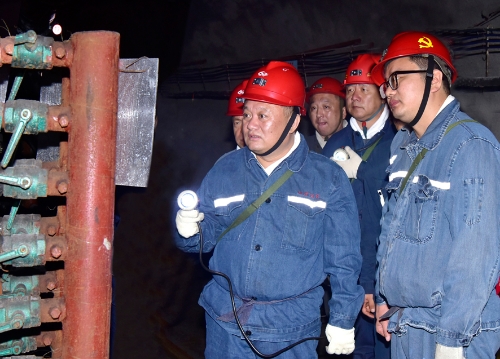 2023-08-29公司党委书记、董事长王戈、党委委员、组织部部长董自生深入新建矿三水平五采区左一片瓦斯岩抽巷检查安全生产工作